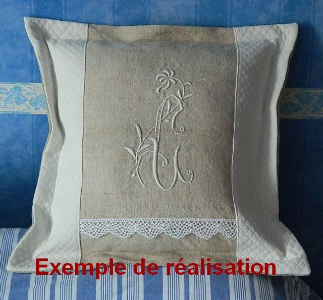 Monogramme PT sur taie d'oreiller broderie Richelieu