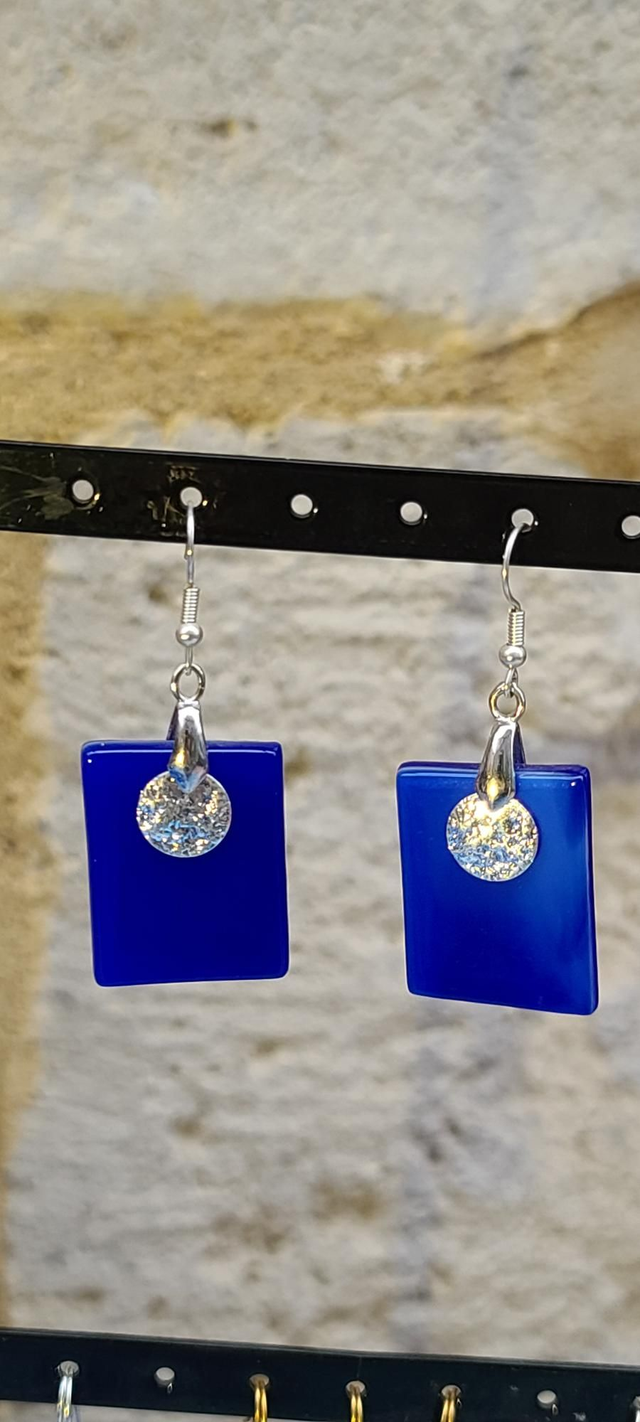 Boucles d&#039;oreilles en verre bleu. 