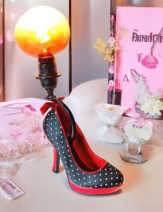Pin-up en Lumière,  Lampe d'ambiance en étain à poser, Esprit Vintage - Artisanat Français