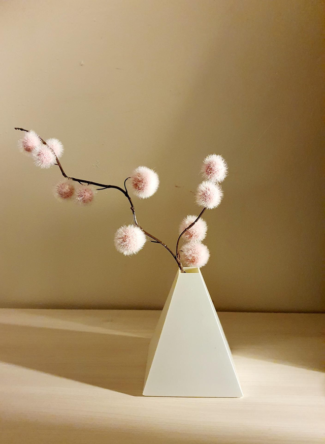 Vase pyramidal blanc nacré 