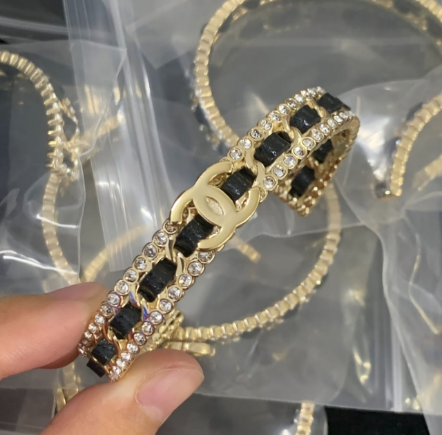 Bracelets CH doré avec strass et bande noir 