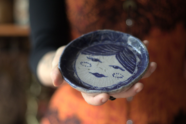 Coupelle soleil blanche et bleue en raku