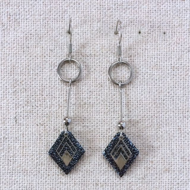 Boucles d’oreilles « Spiccato » argentées, cuir bleu foncé métallisé