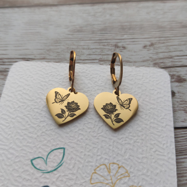 Boucles d&#039;oreilles &quot;Dormeuse cœur&quot; papillon et sa rose dorée