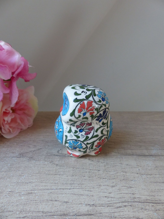 Chouette Bleue Joyeuse : Figurine Artisanale en Céramique Peinte à la Main – Chouette Colorée, Décoration Maison de Campagne, Bord de Mer