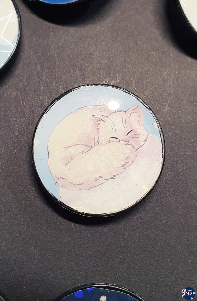 Poignée de téléphone chat blanc sur nuage