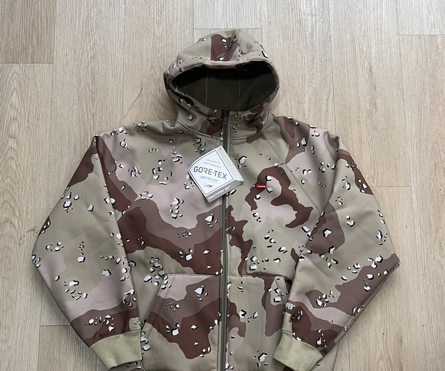 Supreme gore-tex jacket size M NEW