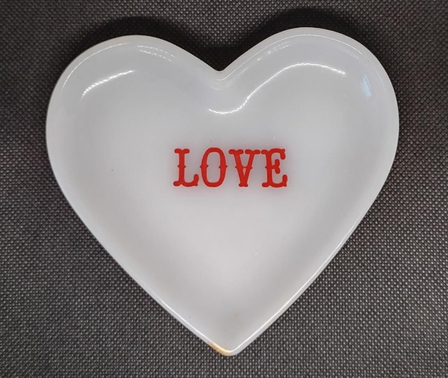 Vide poche blanc et love rouge