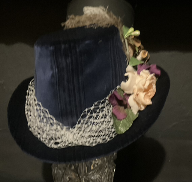 Victorian style percher(navy velvet)