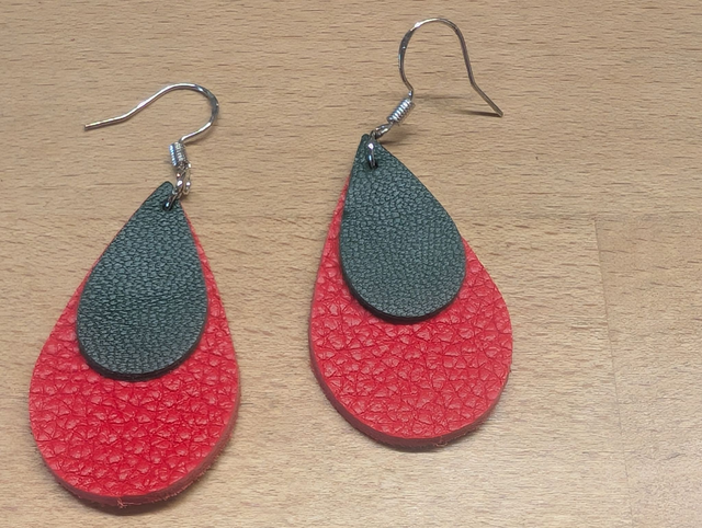 Boucles d&#039;oreille en cuir.