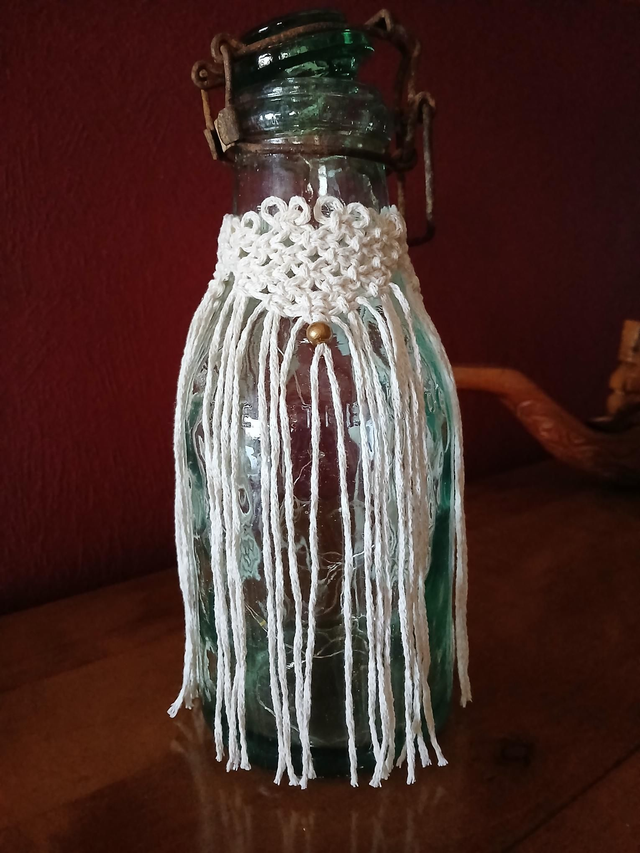 Photophore ou bouteille décorative en verre recyclé avec filet macramé 