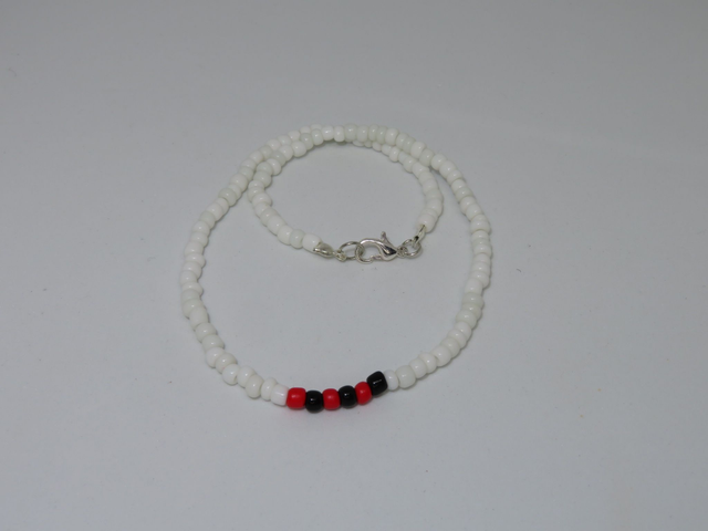 Collier rocaille blanc et rouge et noir