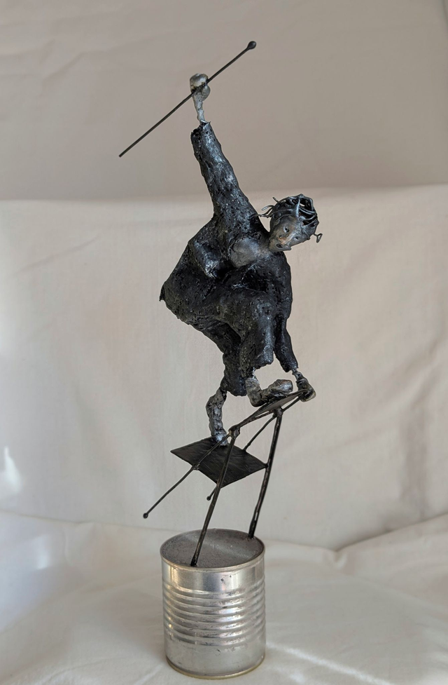 L'équilibriste sur une chaise, sculpture noire et argent