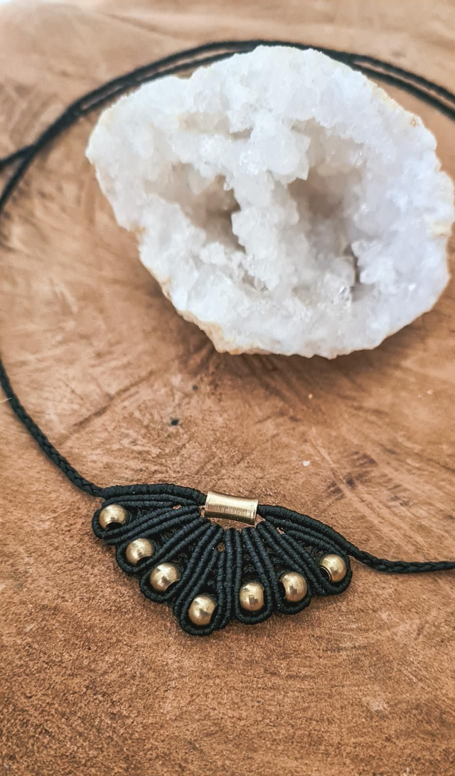 Collier Mokïa en macramé avec perle en laiton
