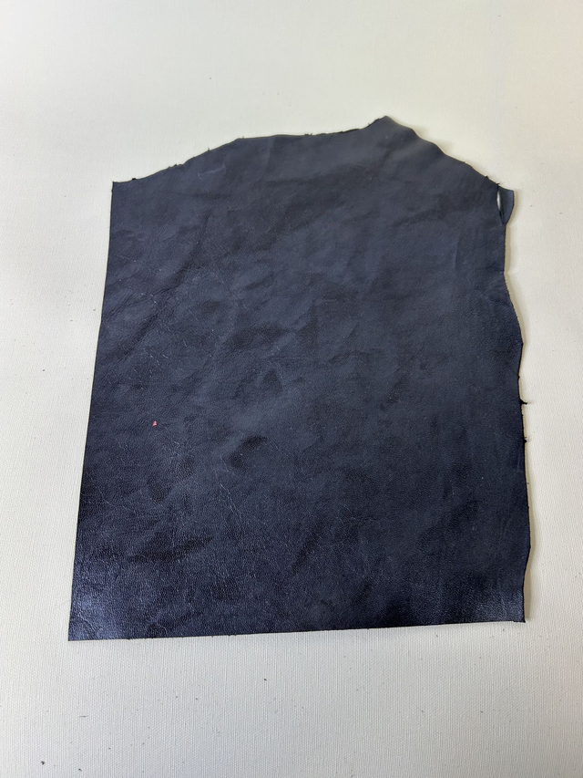 Chute de cuir de vachette bleu foncé métallisé