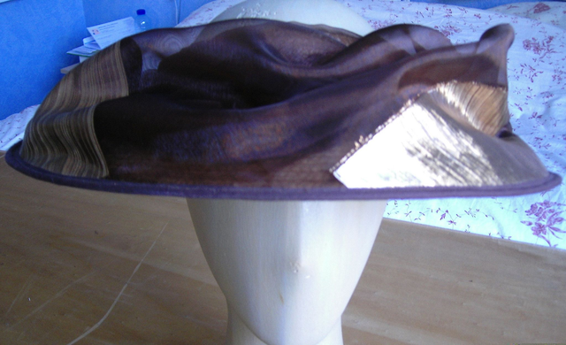 capeline ouverte sur le dessus et voilage marron