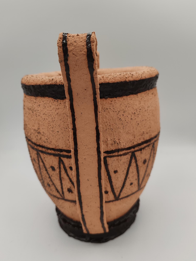 Vase en chamotte style antique