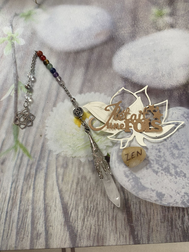 Pendule pointe métal serti &quot;Om&quot; en Cristal de roche