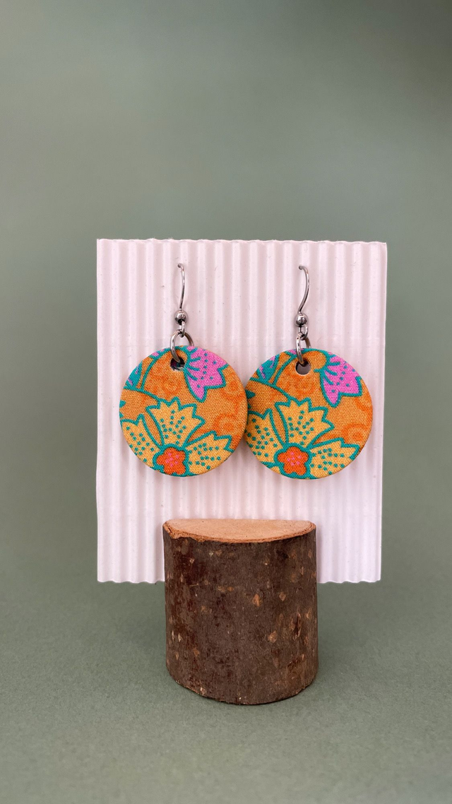 Boucles d'oreilles carton et tissu forme petites rondes, collection " indie mandarine " - fond orangé et motifs fleuris tons jaune, rose et turquoise