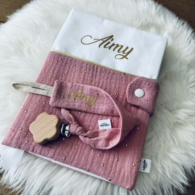 Box protège carnet de santé + attache tétine