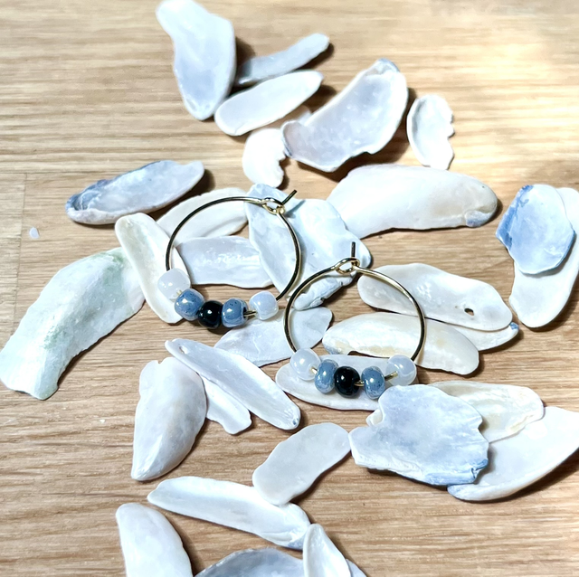 StormySea Hoops – 18K vergoldete Creolen mit weißen, grau gesprenkelten und schwarzen Perlen