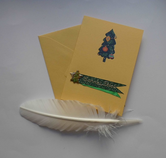 Un joli sapin sur une carte dorée