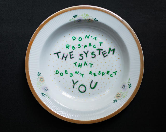 Buntowniczy talerz "Don't respect the system"