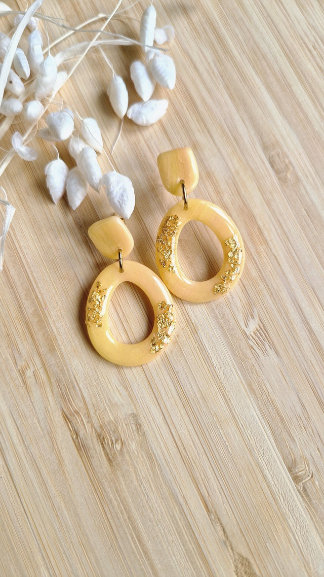 Parfaite - Collection Miel Doré - Boucles d'oreilles en pâte polymère et résine. 