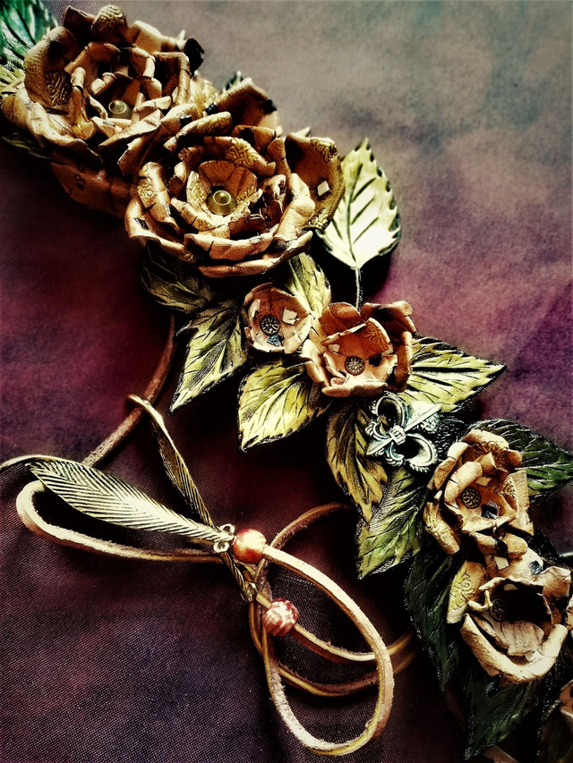 Couronne de roses musicales de cuir