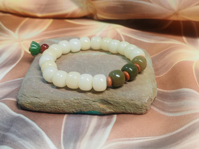 Bracelet bodi blanc baril et perles vertes