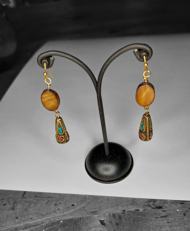 Pendantes éthiques en nacres brunes et perles en bronze avec turquoise et corail