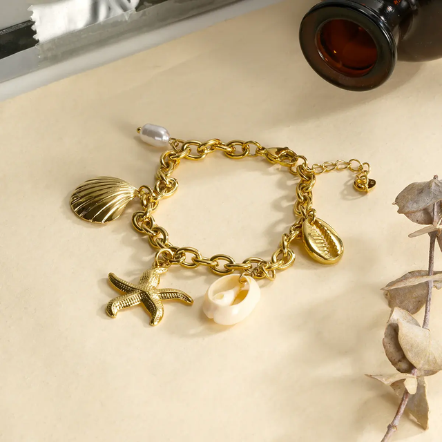 Bracelet chaîne dorée breloques thème étoile de mer