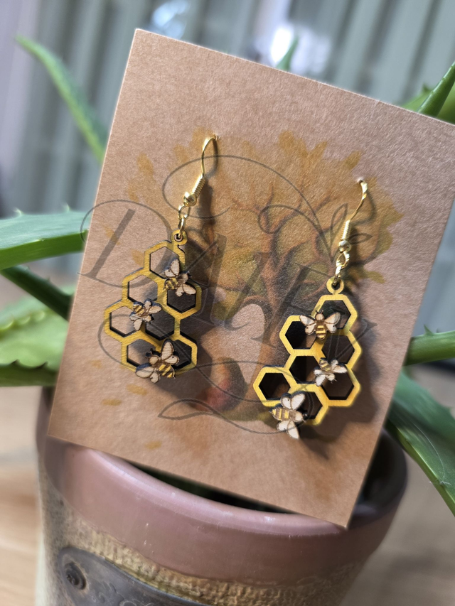 Abeille sur le nid d'abeille