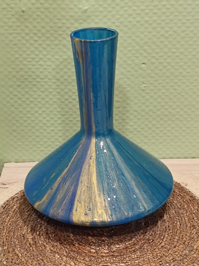 Vase forme carafe bleu et or