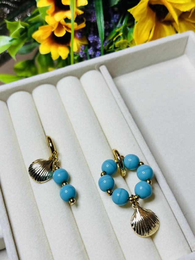 Handgemaakte Turquoise Ringoorbellen met Schelp & Goudkleurige Details 
