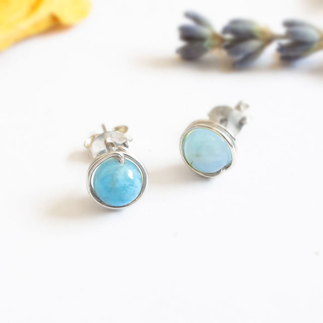 Pendientes de bolas de piedra variadas hecho de hilo de plata 925