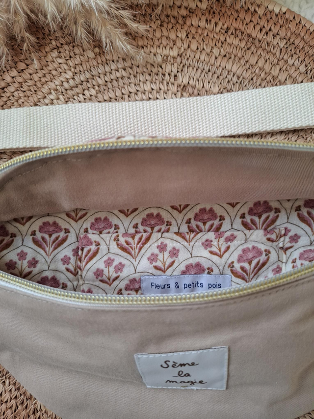 Banane beige / fleurs roses / étiquette Sème la magie