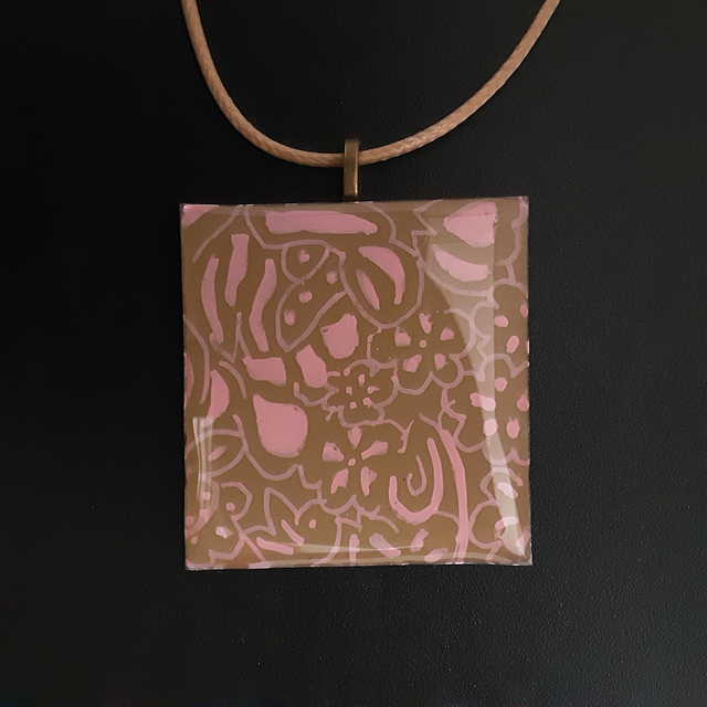 Pendentif grand carré collection floral fond chamois et décor fleuri rose pâle