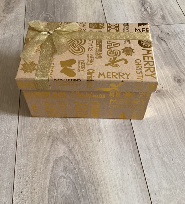 Grand coffret de noël doré occasion écratiné en dessous 