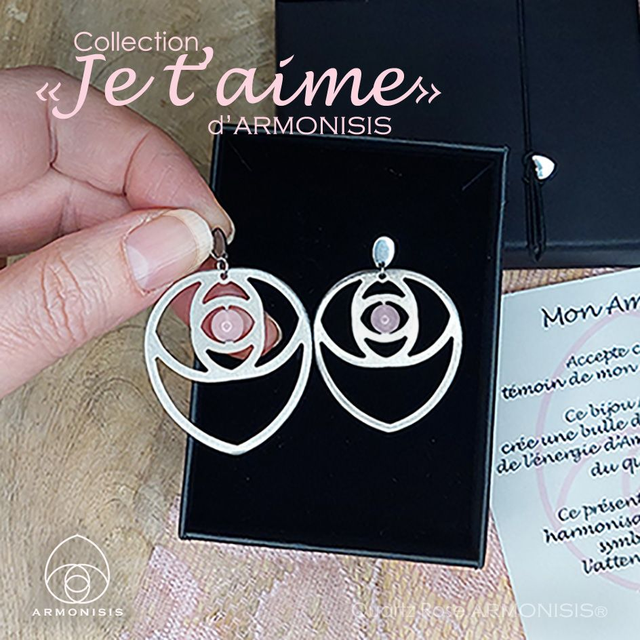 Paire de Petits Coeurs "Je t'aime" ARMONISIS ® en pendentif d'oreilles, pierre naturelle en quartz rose, sa boite à bijoux et son mot doux