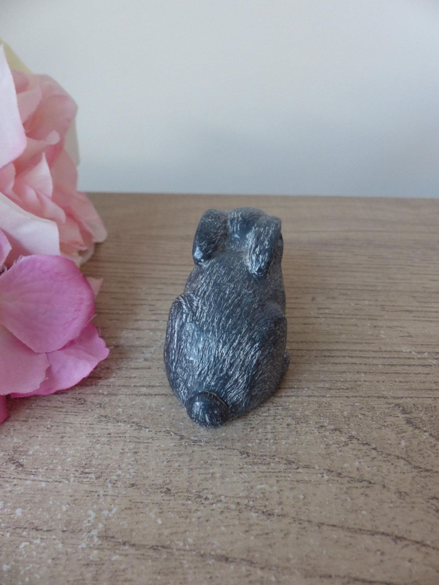 WE Wolf Original Figurine lapin en pierre de savon sculpté à la main Canada, collection petits bébés animaux, lapin assis en pierre ollaire