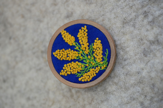 Broche mimosa