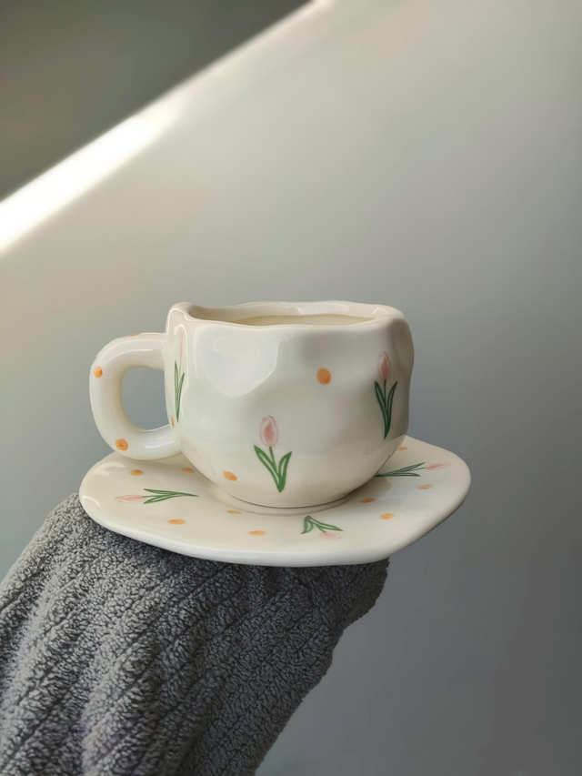 Tasse et soucoupe en céramique tulipes crème 