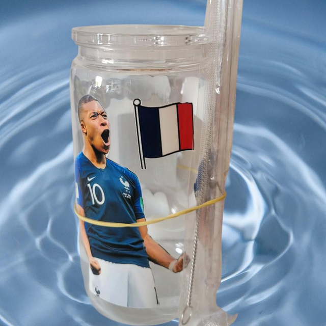 Gourde avec paille en plastique mbappé 
