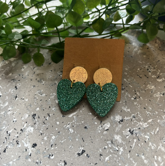 Boucles d’oreilles résine cœur vertes et doré