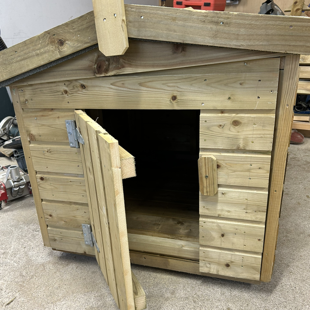 Large dog kennel 