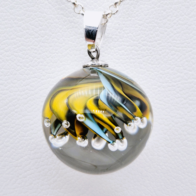 Pendentif Ariel moutarde et bleu