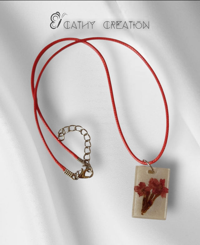 Collier avec inclusion de fleurs 