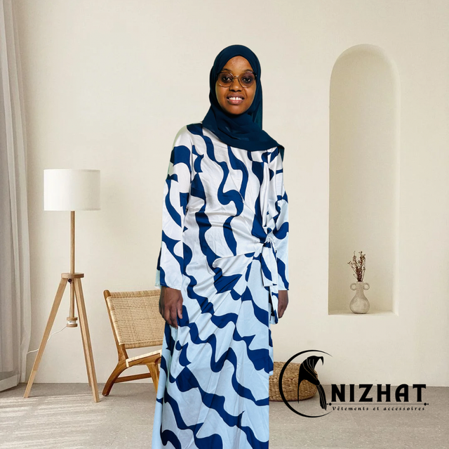 Robe longue satiné imprimée à motifs vagues bleu foncé et blanc