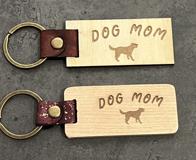 Porte clé en bois et liège « Dog mum »